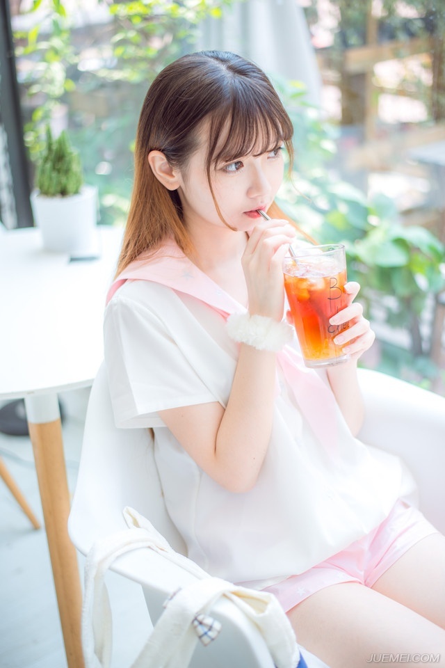 “多谢将军好意。”刘璋点点头，其实也没什么好收拾的，之前收拢的财富他是不能带走的，也只有招呼了家人妻子，便要上路。